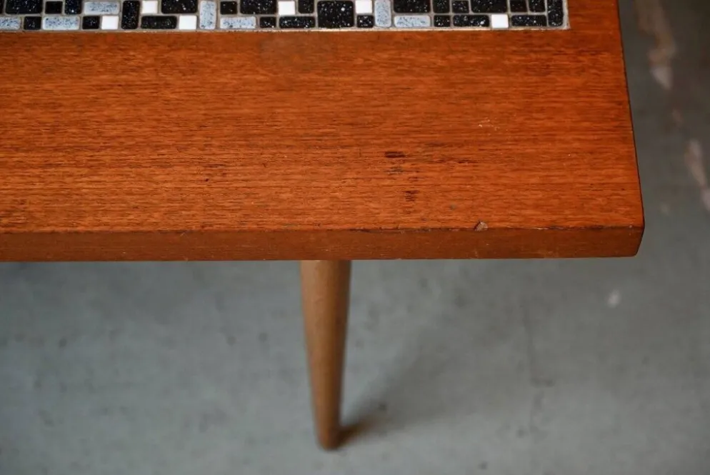 Table basse années 70 piétement fuseau teck et mosaïque céramique