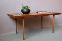 Table basse années 70 piétement fuseau teck et mosaïque céramique