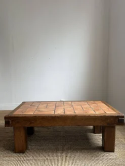 Table basse brutaliste