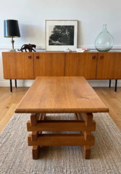 Table basse brutaliste en orme – années 70
