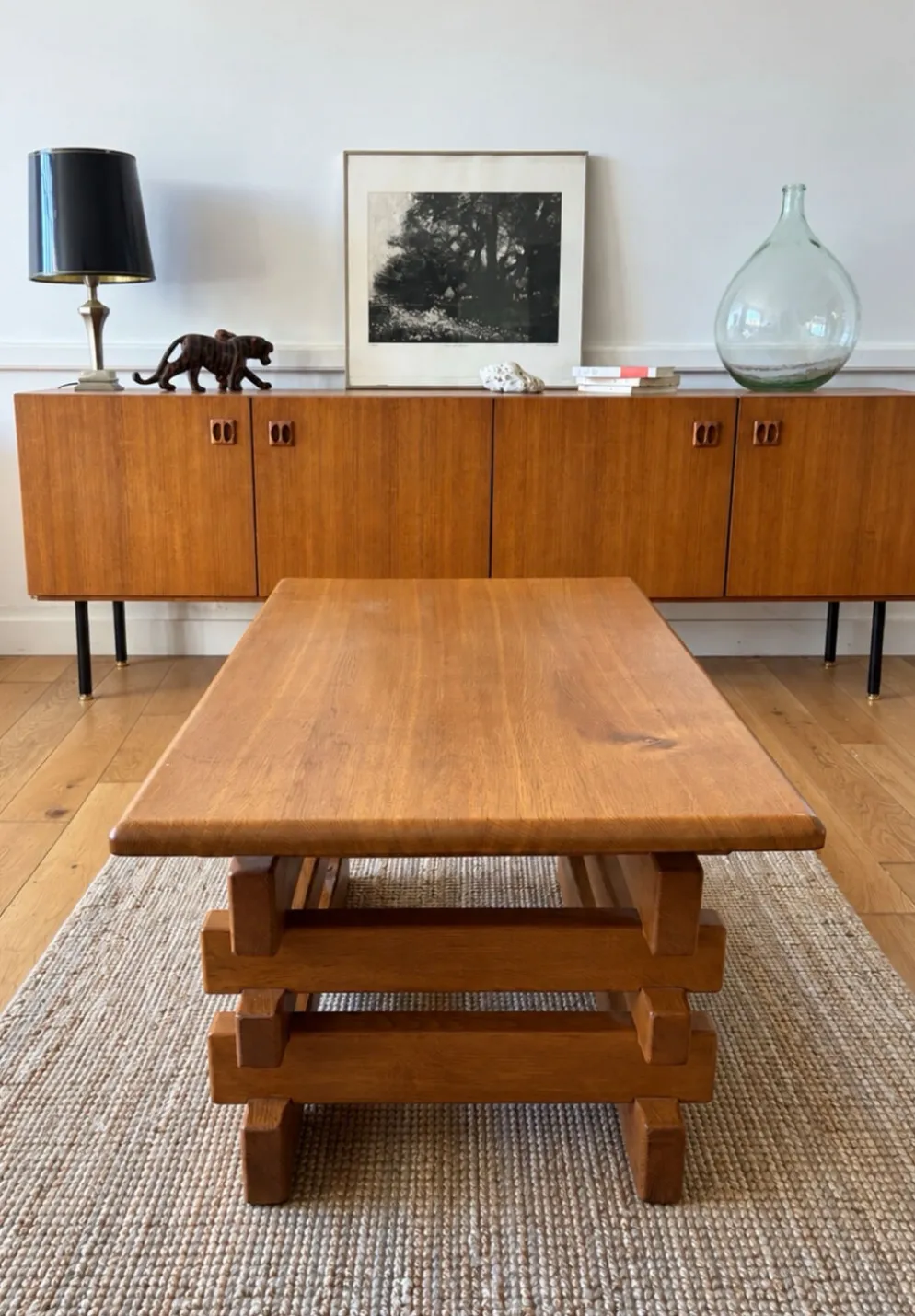 Table basse brutaliste en orme – années 70