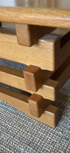 Table basse brutaliste en orme – années 70