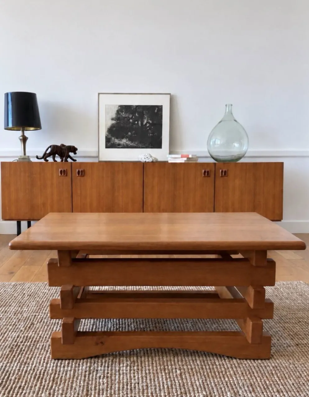 Table basse brutaliste en orme – années 70