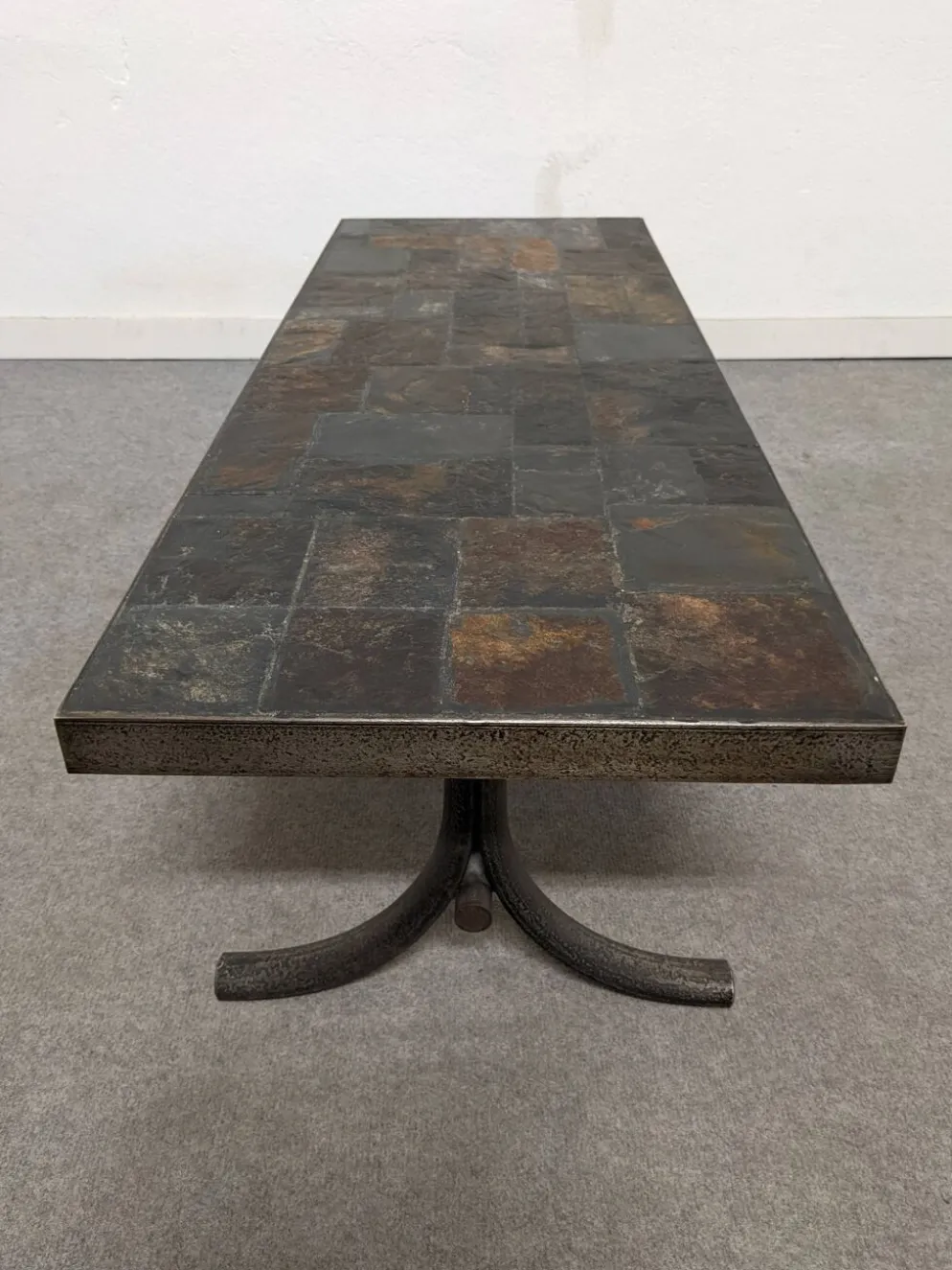 Table basse brutaliste en pierres naturelles et fer forgé, France vers 1960