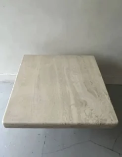 Table basse carrée en travertin polie, italie 1970
