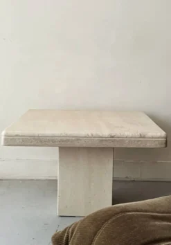 Table basse carrée en travertin polie, italie 1970