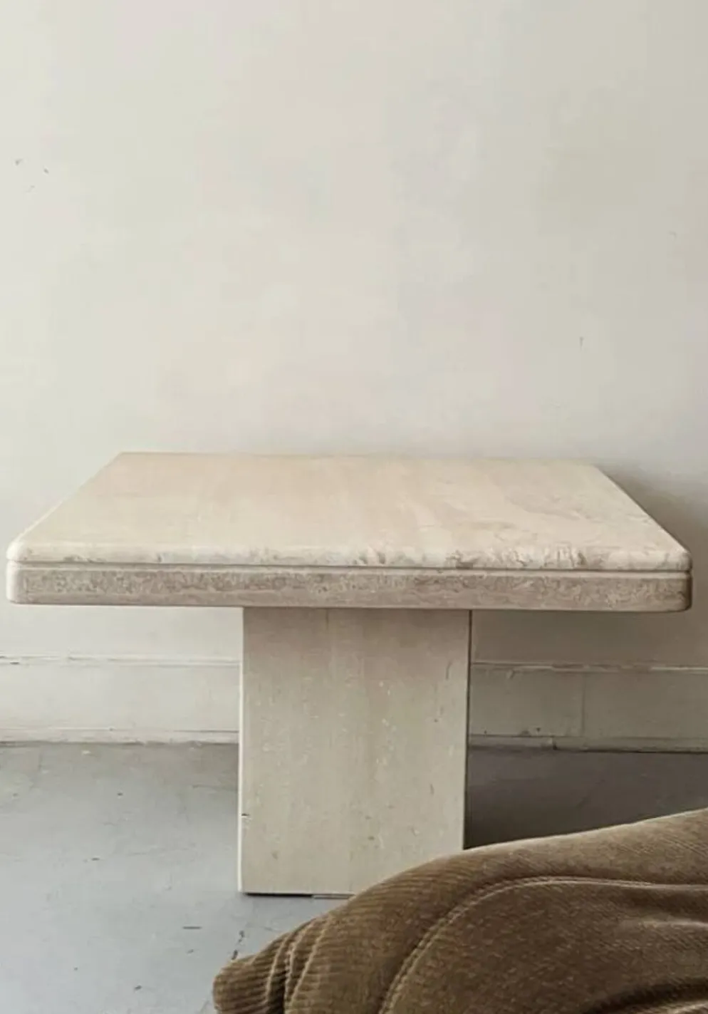 Table basse carrée en travertin polie, italie 1970
