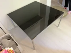 Table basse carré laqué noir désigné par Tobia Scarpa pour Knoll.
