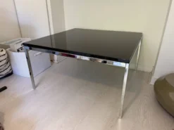 Table basse carré laqué noir désigné par Tobia Scarpa pour Knoll.