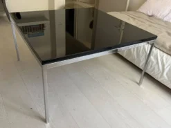 Table basse carré laqué noir désigné par Tobia Scarpa pour Knoll.