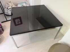 Table basse carré laqué noir désigné par Tobia Scarpa pour Knoll.