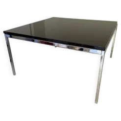 Table basse carré laqué noir désigné par Tobia Scarpa pour Knoll.
