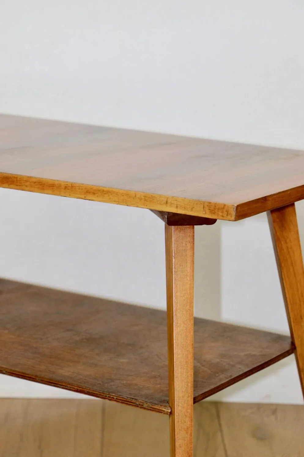 Table basse console en polonais des années 1970, carrée et multifacette.