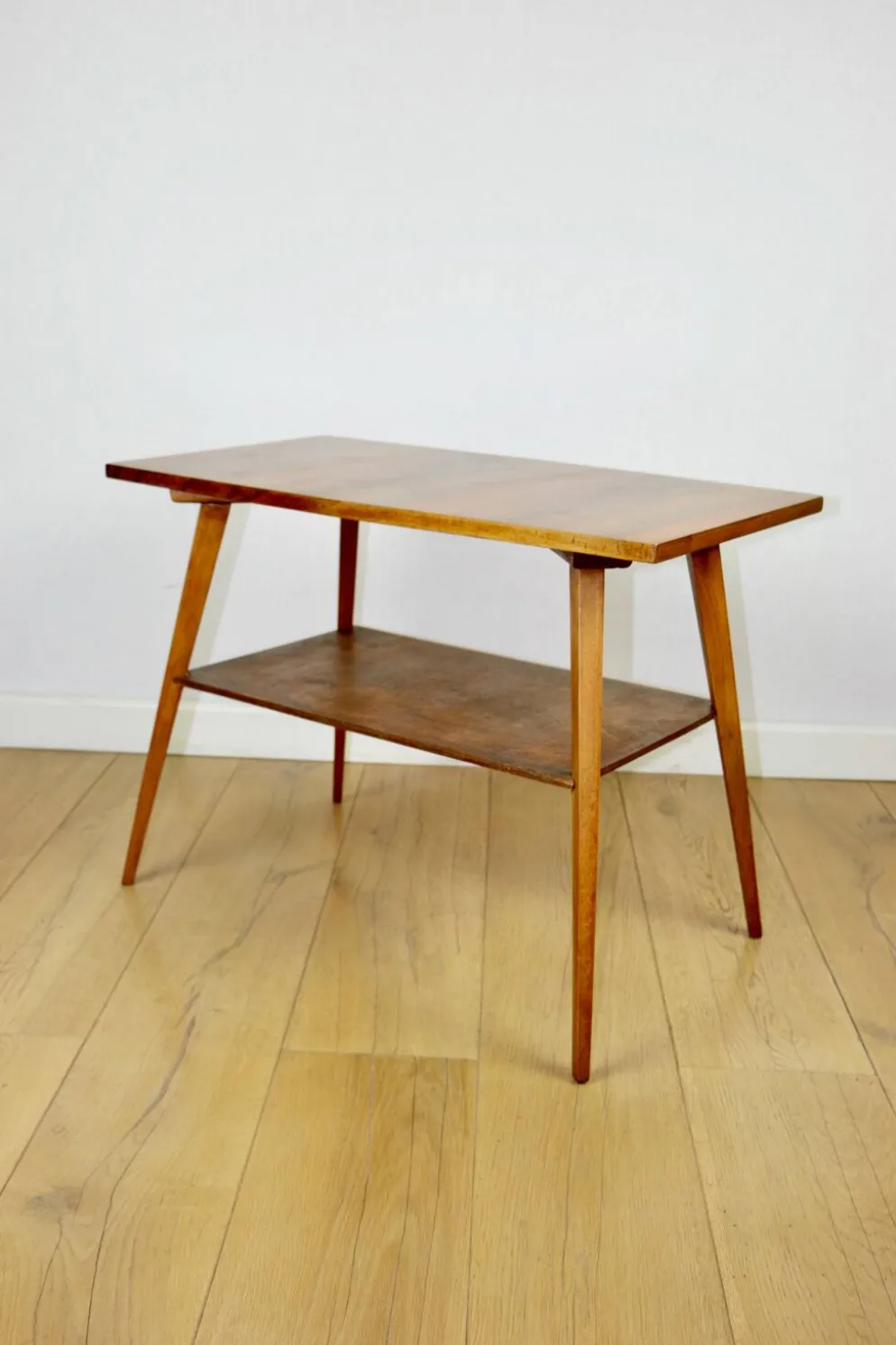 Table basse console en polonais des années 1970, carrée et multifacette.