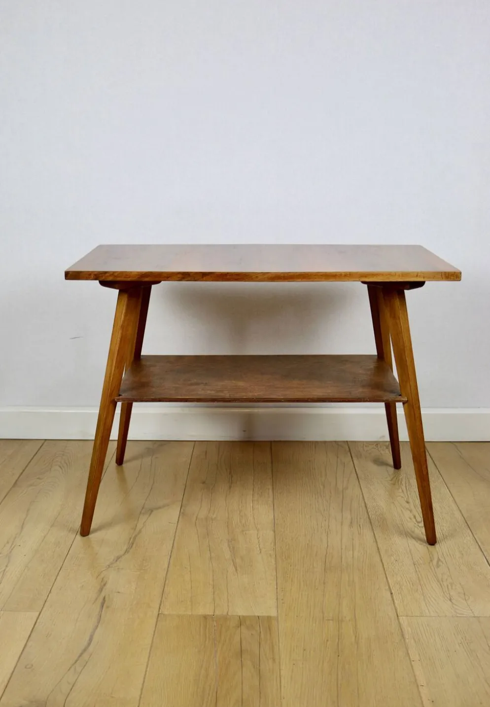 Table basse console en polonais des années 1970, carrée et multifacette.