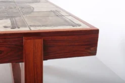 Table basse danoise en palissandre et céramique signée