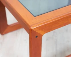 Table basse danoise en teck. Fabricant Komfort Danemark. Années 70