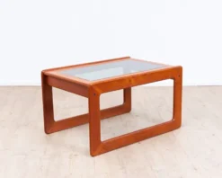 Table basse danoise en teck. Fabricant Komfort Danemark. Années 70