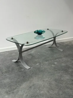 Table basse design en métal brossé et plateau en verre, années 1970