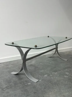 Table basse design en métal brossé et plateau en verre, années 1970