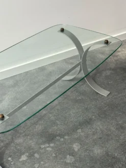 Table basse design en métal brossé et plateau en verre, années 1970