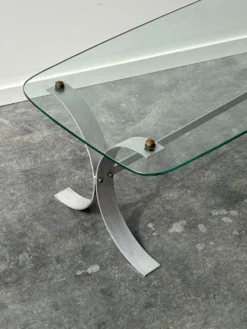 Table basse design en métal brossé et plateau en verre, années 1970
