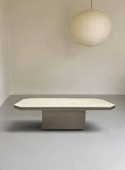 Table basse design en travertin brut, milieu XXème italie 1970