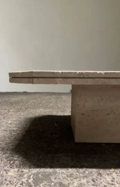Table basse design en travertin brut, milieu XXème italie 1970