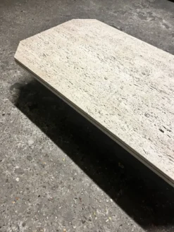 Table basse design en travertin brut, milieu XXème italie 1970