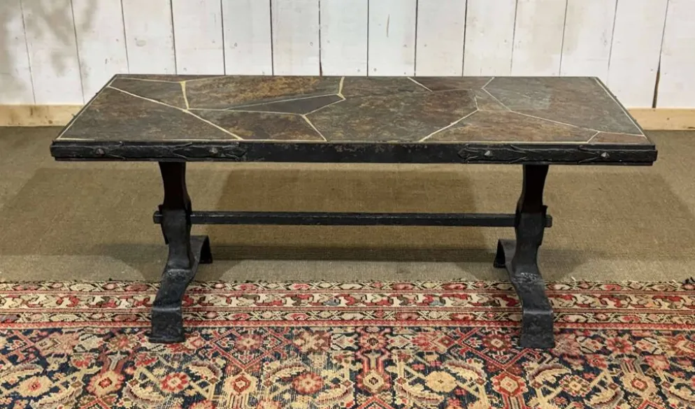 Table basse en acier forgé et plateau en ardoise, travail des années 1950