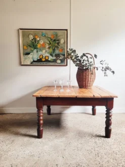 Table basse en bois et pieds tournés