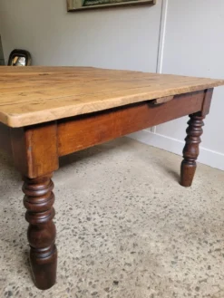 Table basse en bois et pieds tournés