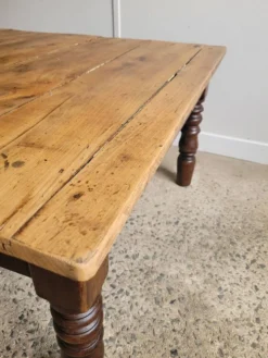 Table basse en bois et pieds tournés