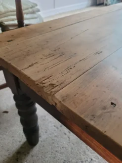 Table basse en bois et pieds tournés