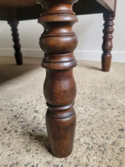 Table basse en bois et pieds tournés