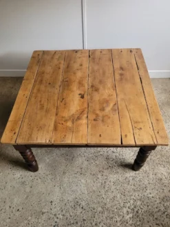 Table basse en bois et pieds tournés