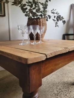 Table basse en bois et pieds tournés
