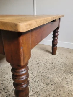 Table basse en bois et pieds tournés