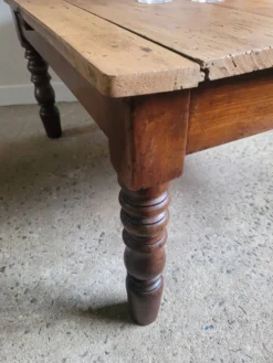 Table basse en bois et pieds tournés