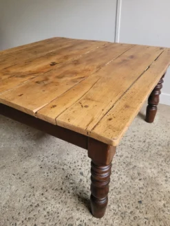 Table basse en bois et pieds tournés