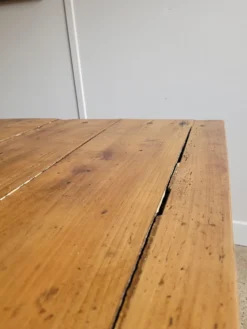 Table basse en bois et pieds tournés