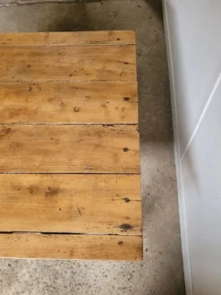 Table basse en bois et pieds tournés