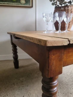 Table basse en bois et pieds tournés