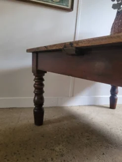 Table basse en bois et pieds tournés