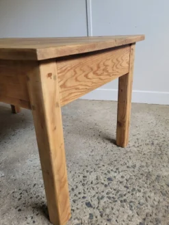 Table basse en bois massif