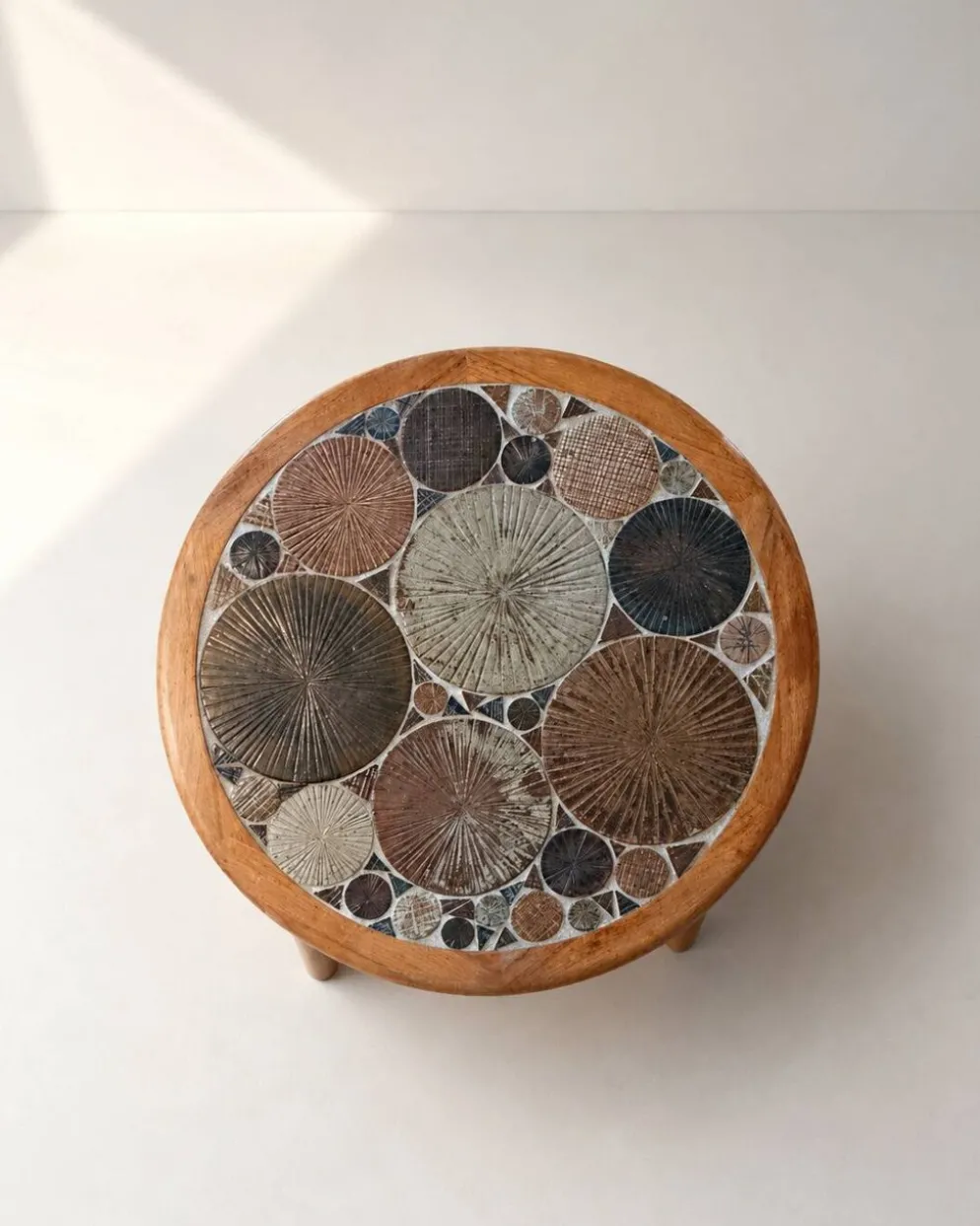 Table basse en carreaux de céramique Tue Poulsen pour Haslev, Danemark, années 1960.