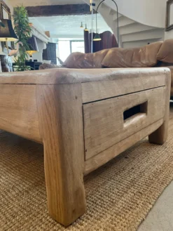 Table basse en chêne blond