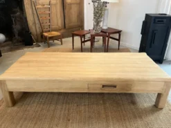 Table basse en chêne blond