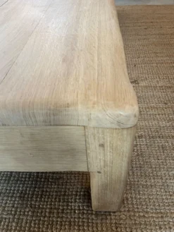 Table basse en chêne blond