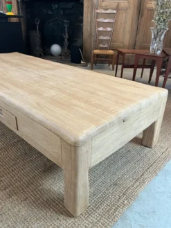 Table basse en chêne blond